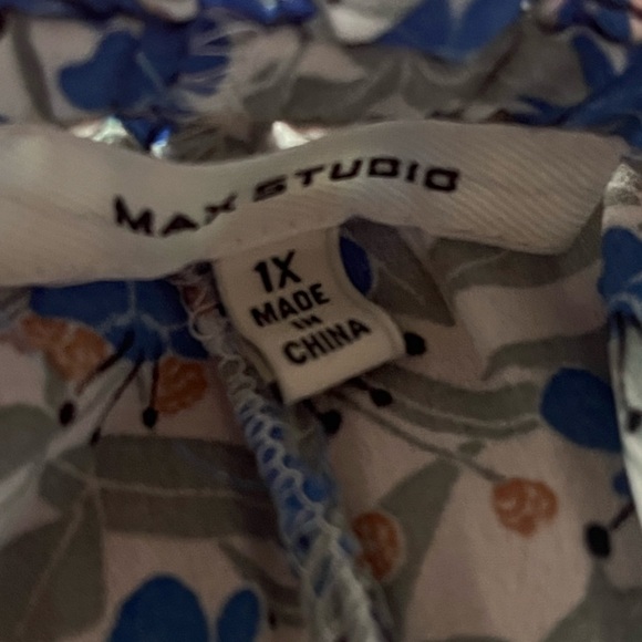 Max Studio’s Blue Floral Top- Size 1X - Picture 6 of 7